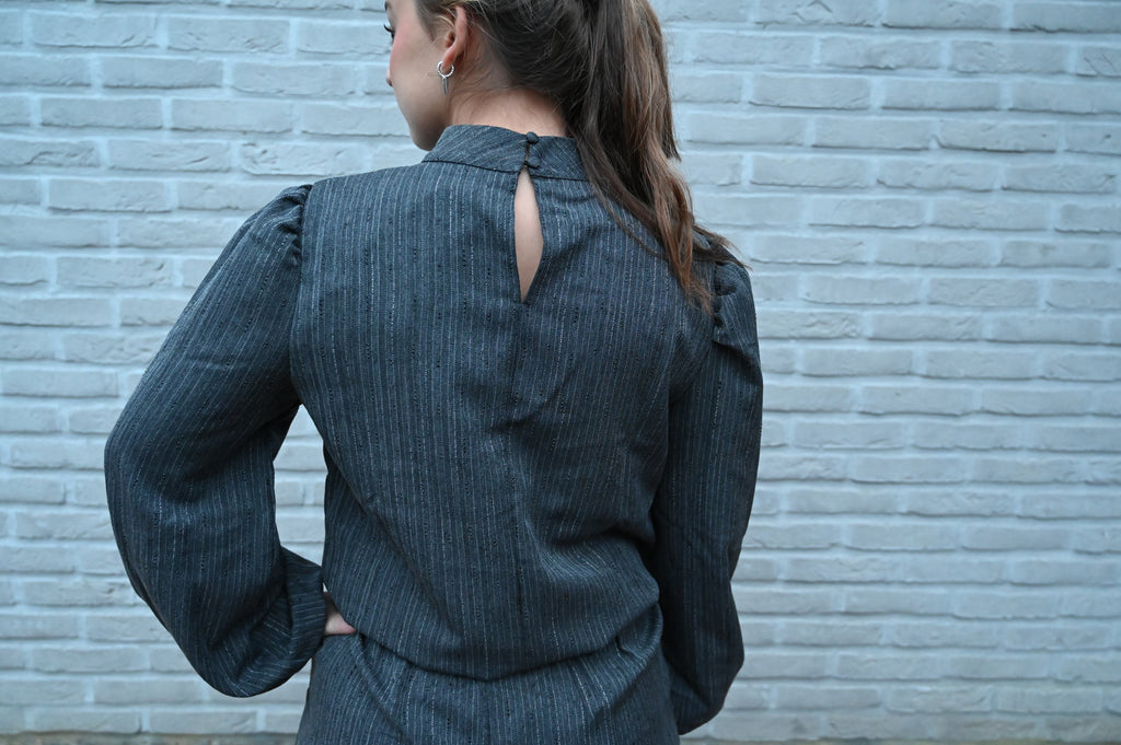 Elegant Grey Suit: blouse